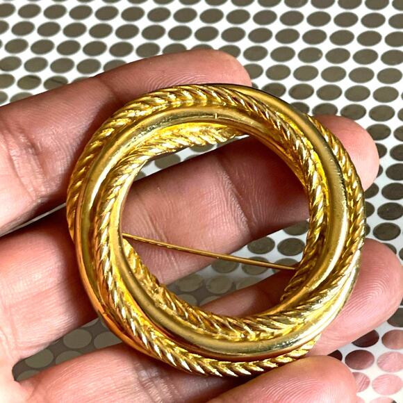 Vintage Gold Tone Textured Braided Heavy circle Brooch Lapel Pin B#18 - Picture 1 of 7